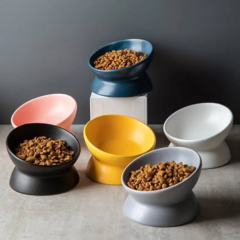 Platos de cerámica elevados e inclinados en varios colores